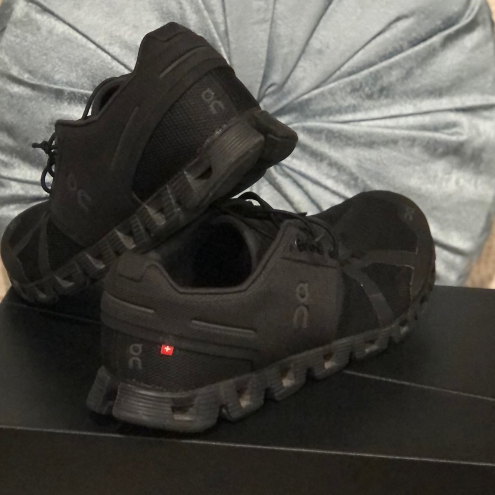 QU cloud womens all black size 10.
